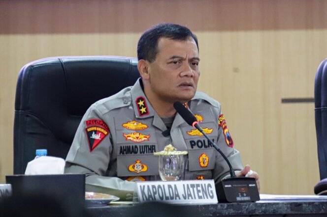 
					Pergantian Kapolda Jateng, Brigjen Ribut Hari Wibowo Gantikan Irjen Pol Ahmad Luthfi