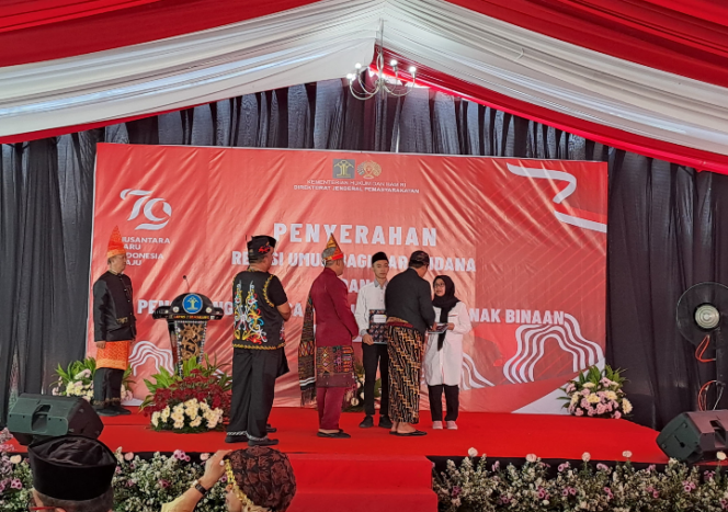 
					Kegiatan pemberian Remisi Umum Kemerdekaan RI di kompleks Lapas Kelas I Semarang, Sabtu (17/8/2024). Foto: Dokumen Lapas.