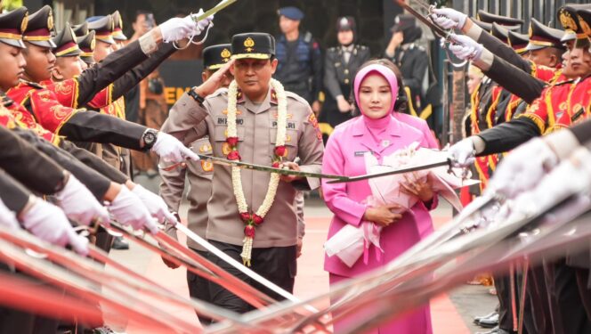 
					Tradisi Pedang Pora Sambut Kapolda Jateng Brigjen Pol Ribut Hari Wibowo 