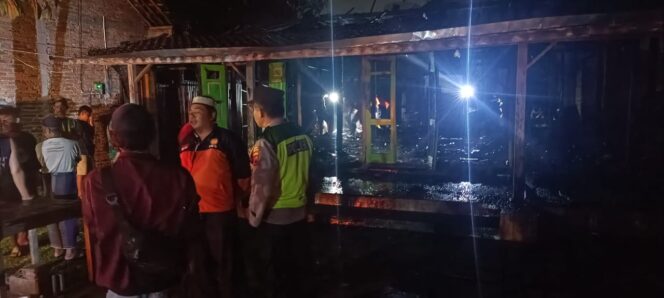 
					Diduga HP Meledak Saat Dicharge, Sebuah Rumah di Tuntang Terbakar