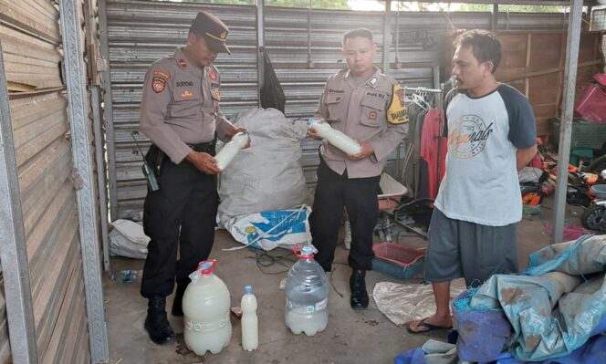 
					Tim Patroli KRYD Polsek Muntilan Sita Puluhan Liter Miras Tuak