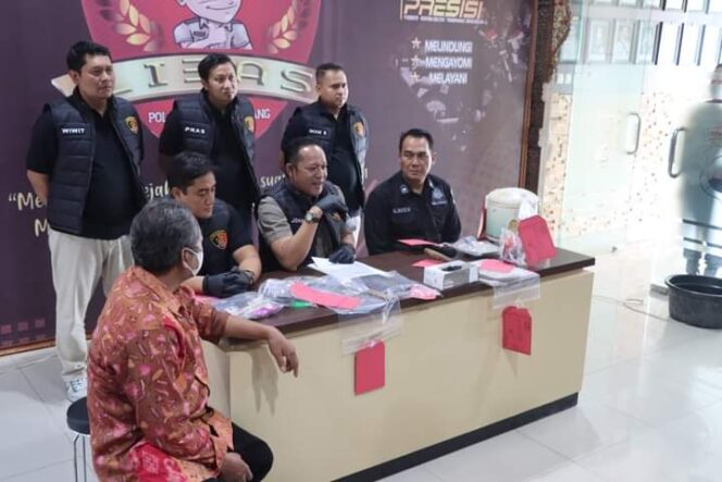 
					Usai Video Viral Makan Daging Kucing, Pria Paruh Baya Ini Jalani Pemeriksaan Di Polrestabes Semarang