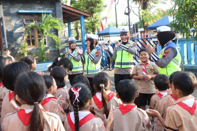 
					Warga Apresiasi Saat Personel Polres Jepara Bagi-bagi Susu Gratis pada Siswa SD