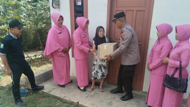 
					Implementasikan Commander Wish Kapolda Jateng, Polsek Karanganyar Gelar Baksos