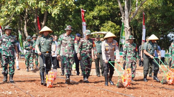 
					Kapolda Jateng dan Pangdam IV Diponegoro Perkuat Sinergi untuk Kemandirian Pangan