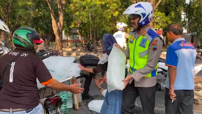 
					Kapolres Demak Tunjukkan Kepedulian, Sigap Bantu Pengendara yang Terjatuh