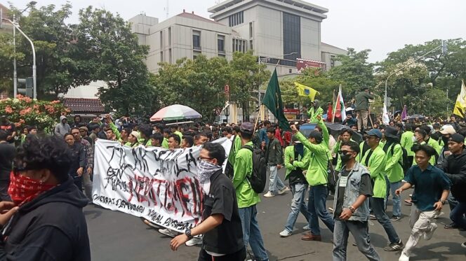 
					Unjuk Rasa Tolak Revisi UU Pilkada di Semarang Berujung Ricuh, Polisi Lepaskan Gas Air Mata