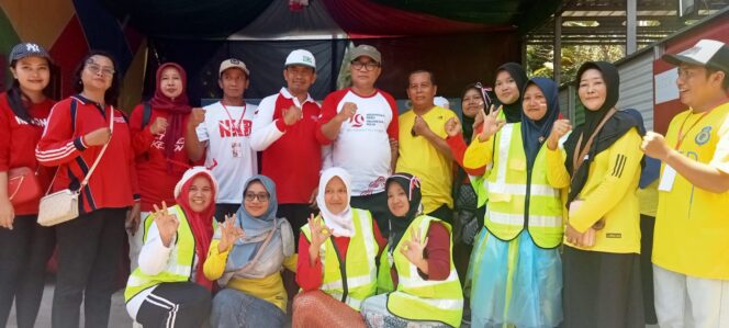 
					Jajaran pengurus Bank Sampah Sami Berkah bersama dengan Perangkat Kelurahan Meteseh foto bareng Sekda Kota Semarang Iswar Aminuddin. (Foto: Kabarjateng.id)