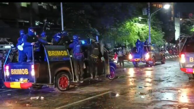 
					Polda Jawa Tengah Ambil Langkah Tegas Bubarkan Massa Anarkis di Semarang