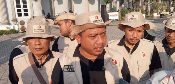 
					Ketua Bawaslu Kota Semarang, Arief Rahman saat memberikan keterangan kepada wartawan di halaman Balaikota Semarang. (Foto: Kabarjateng.id)