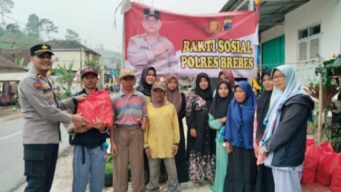 
					Polri Peduli, Polsek Paguyangan Berikan Sembako untuk Penyandang Disabilitas