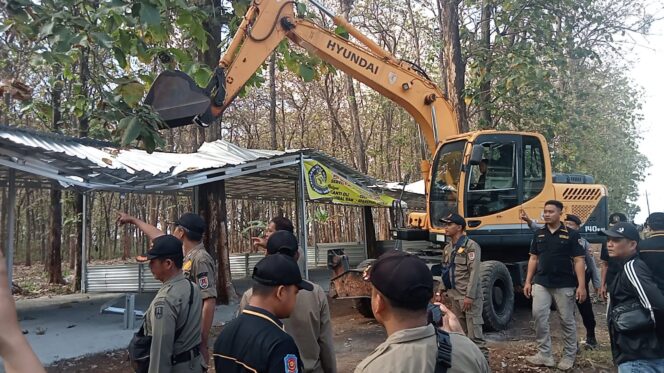 
					Belum Berizin, 90 Lapak PKL di Mijen Dirobohkan Satpol PP 