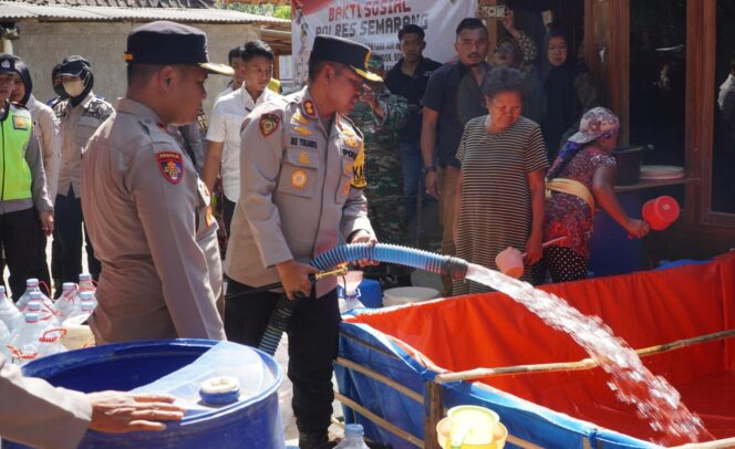 
					Kapolres Semarang Salurkan Bantuan Air Bersih untuk Warga Terdampak Kekeringan