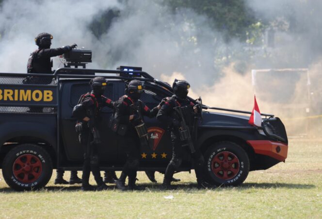 
					Simulasi Penanggulangan Konflik Sosial di Simpang Lima, Persiapan Polda Jateng untuk Pilkada 2024