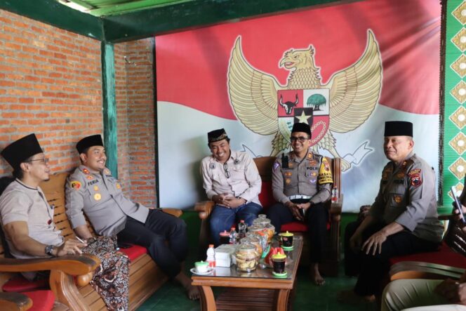 
					Silaturahmi Kapolres Kendal ke Ponpes Pring Jagad, Perkuat Sinergi dengan Tokoh Agama