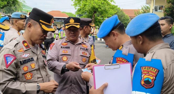 
					Bidpropam dan Biddokkes Polda Jateng Laksanakan Gaktibplin dan Tes Urin di Polres Salatiga