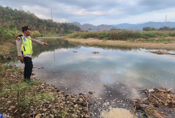 
					Evakuasi Korban Tenggelam di Sungai Wiroko, Polres Wonogiri Imbau Waspada Musim Hujan