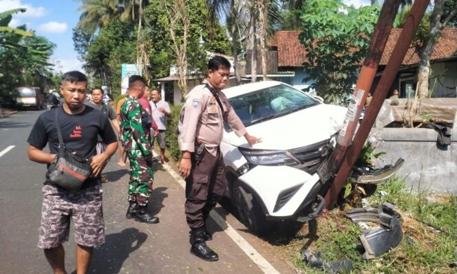 
					Sopir Mengantuk, Mobil Tabrak Pagar dan Tiang Internet di Kejobong