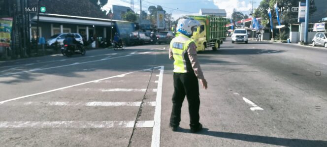 
					Polres Semarang Turun ke Jalan Atasi Kemacetan di Simpang Bawen Saat Cuti Bersama