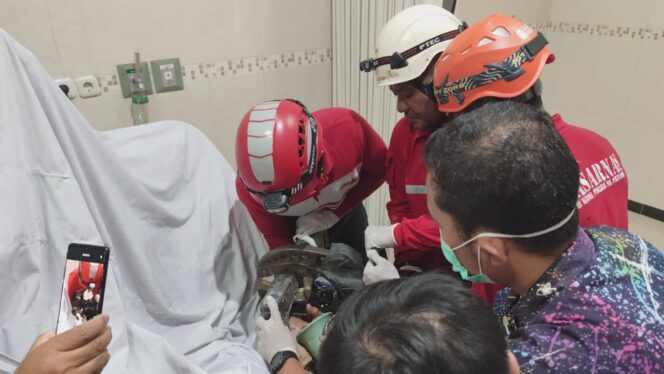 
					Kecelakaan Kerja di Tegal, Seorang Karyawan Terjepit Mesin Penggiling Daging