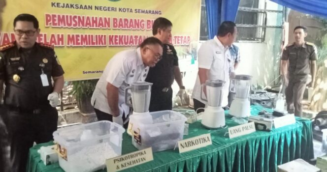 
					Kejari Kota Semarang Musnahkan Barang Bukti dari 118 Kasus Pidana