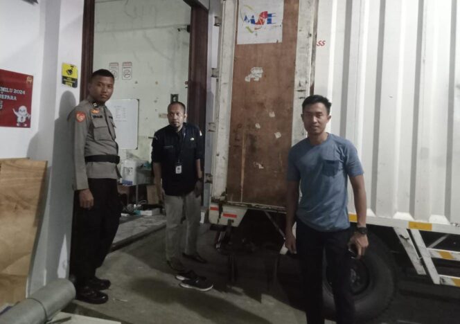 
					Polres Jepara Kawal Kedatangan Logistik Pilkada 2024