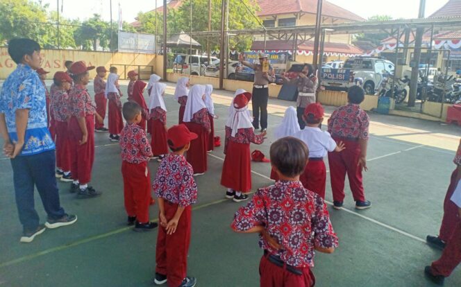 
					Polisi Sahabat Anak, Satlantas Polres Kendal Edukasi Pelajar SD Tentang Keselamatan Lalu Lintas