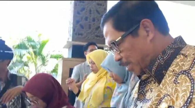 
					Sejumlah wartawan saat wawancara doorstop dengan Pj Gubernur Jateng, Nana Sudjana 