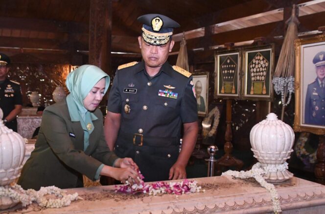 
					Kasdam IV/Diponegoro Ziarah Ke Makam Jenderal Besar TNI (Purn.) H. M. Soeharto