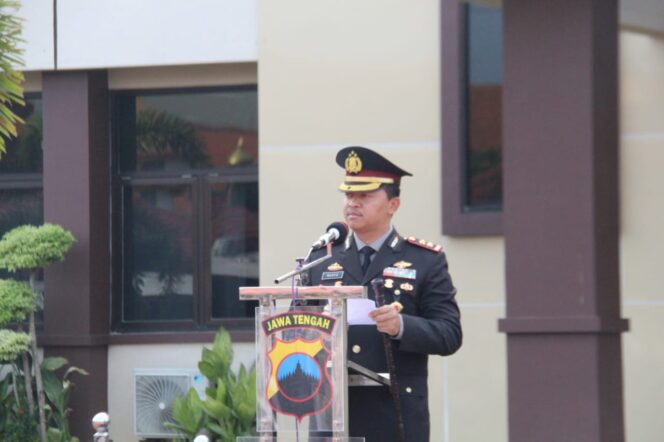 
					Upacara Hari Kesaktian Pancasila, Kapolres Jepara Berikan Penghargaan Pada Personel Berprestasi
