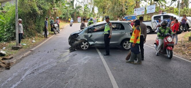 
					Minibus Terguling di Tanjakan Slembu, Pengemudi Selamat Setelah Diduga Alami Micro Sleep