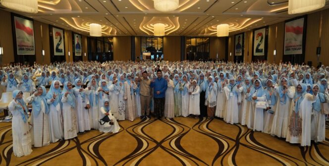 
					Hadiri Dukungan 1000 Bu Nyai dan Nawaning Jateng, Ahmad Luthfi : Kami Diusung 5 Presiden