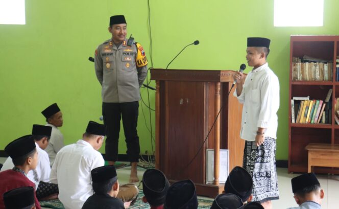 
					Kapolres Purbalingga Beri Motivasi Santri untuk Jadi Polisi