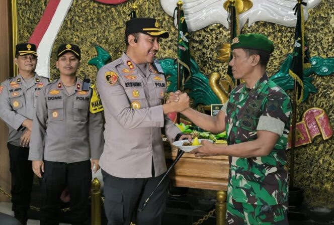 
					Keliling Markas TNI, Kapolres Purbalingga Sampaikan Ucapan Selamat Ulang Tahun