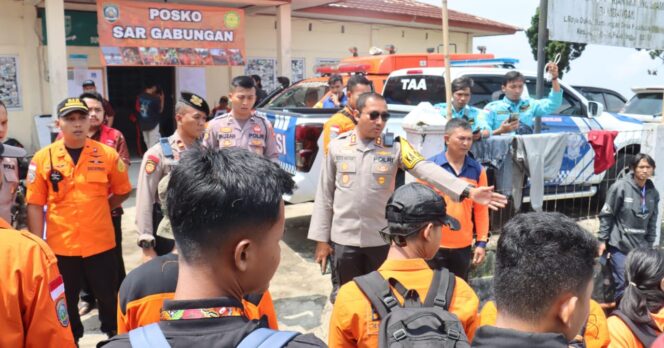 
					Kapolres Purbalingga memantau langsung pencarian pendaki yang tersesat di Gunung Slamet