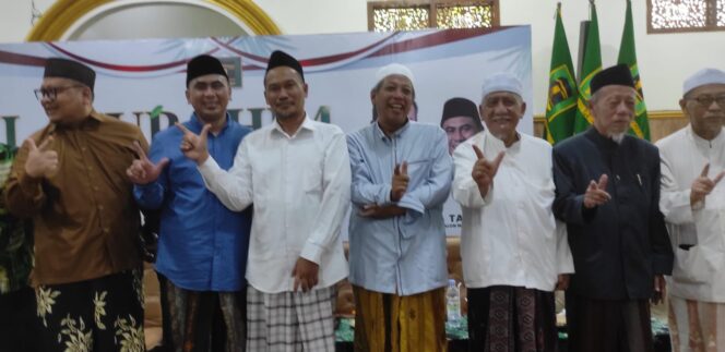 
					Gus Baha dan Kyai Sarang Berkumpul Mendoakan Luthfi-Yasin Berkah untuk Jawa Tengah