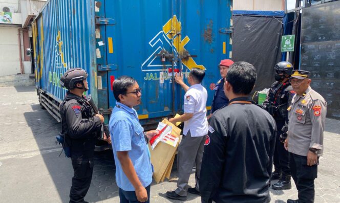 
					Dikawal Ketat Polda Jateng, KPU Salurkan Distribusi Logistik Pemilukada 2024 ke Sejumlah Daerah