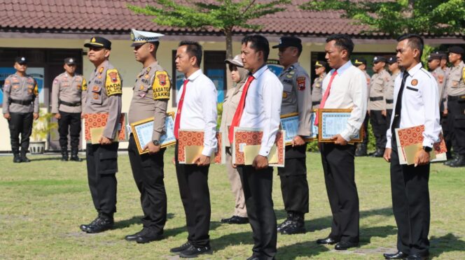 
					38 Personel Polres Demak Terima Penghargaan Dari Kapolres
