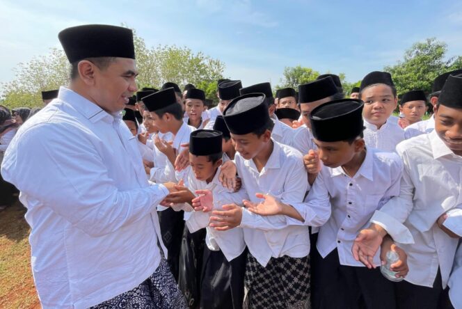 
					Ikut Upacara Hari Santri Nasional, Gus Yasin Minta Santri Mendunia dengan Pesantren Obah