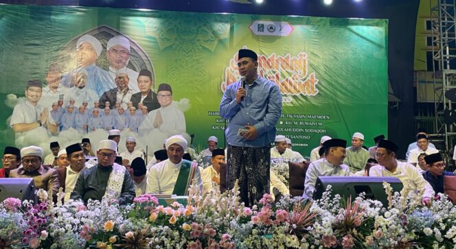 
					Hadiri Semarang Bersholawat, Gus Yasin Ajak Santri Mengisi Tantangan Zaman