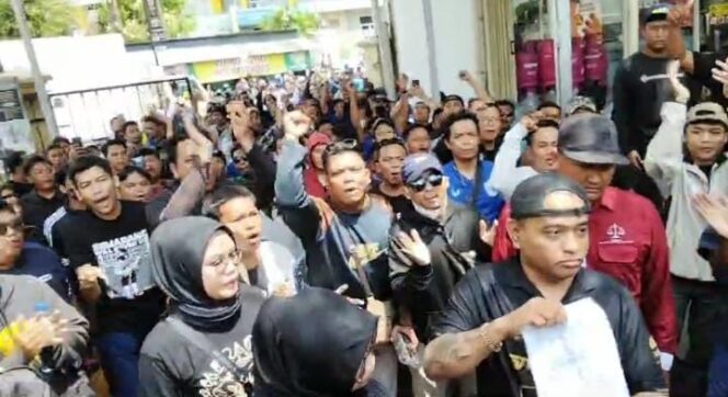 
					Penuhi Panggilan Polisi, Wareng Mendapat Dukungan Ratusan Suporter PSIS