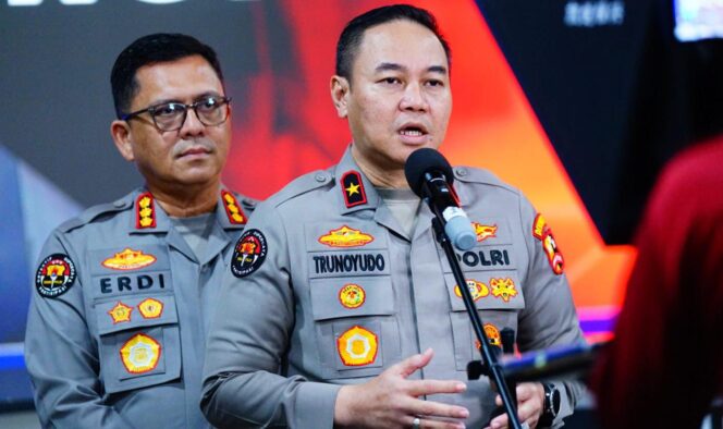 
					Densus 88 Anti Teror Polri Tangkap Tiga Terduga Teroris Anshor Daulah Wilayah Jateng