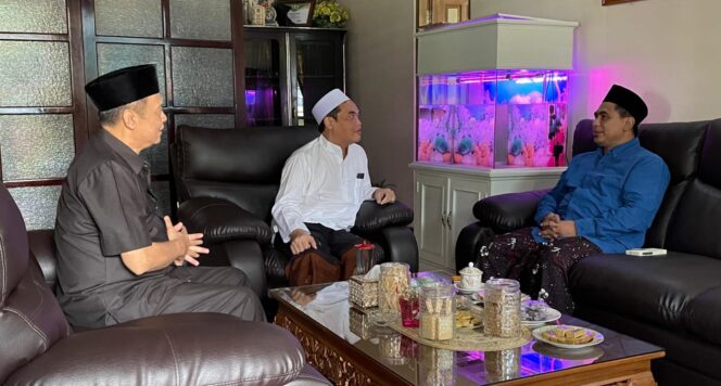 
					Di depan Ribuan Jamaah Reboan, Kyai Mahfud Purworejo Pesan Pilih Gubernur yang Bajunya Biru dan Pakai Peci