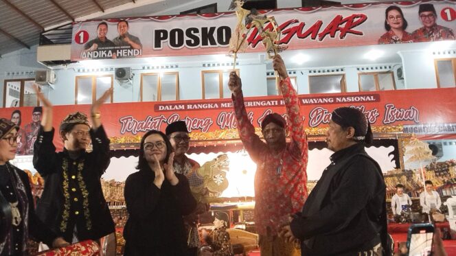 
					Gelaran Wayang Kulit di Posko Jaguar, Mbak Agustin Ajak Warga Kawal Suara Kemenangan