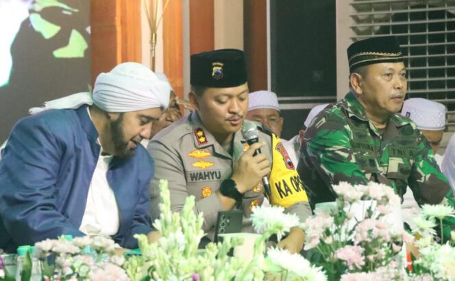 
					Jaga Kesejukan Jelang Pilkada, Polres Jepara Gelar Sholawatan bersama Habib Syech bin Abdul Qodir Assegaf
