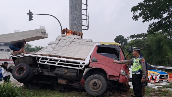 
					Rem Tidak Berfungsi, Truk Bermuatan Bata Ringan Tabrak Tiang Lampu Penerangan Jalan