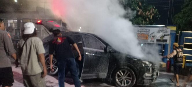 
					Mobil Hyundai Terbakar di Depan Polsek Bawen Saat Perjalanan ke Magelang