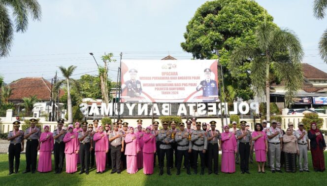 
					Kapolresta Banyumas Pimpin Wisuda Purnawira Anggota Polri Dan Wredatama PNS Polri