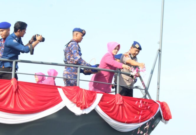 
					Sambut HUT ke-74 Polairud, Ditpolairud Polda Jateng Gelar Upacara Tabur Bunga di Laut