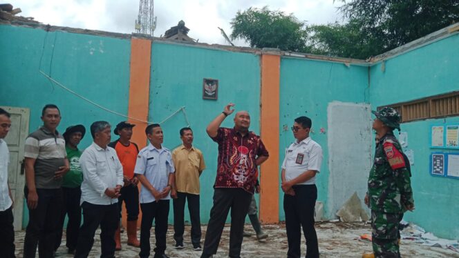 
					Ruang Kelas Ambruk, Ketua Komisi IV DPRD Brebes Ferri Anggrianto Sidak SDN Cikuning 03 Bantarkawung